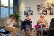 Vorständin Angelika C. Grau (li), Sbine Hollmann (re) mit Patientin Frau Pezetta